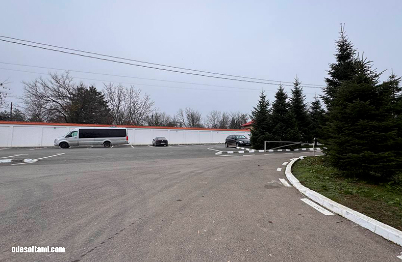 Mercedes B200 на парковке монастыря Pasărea - odesoftami.com