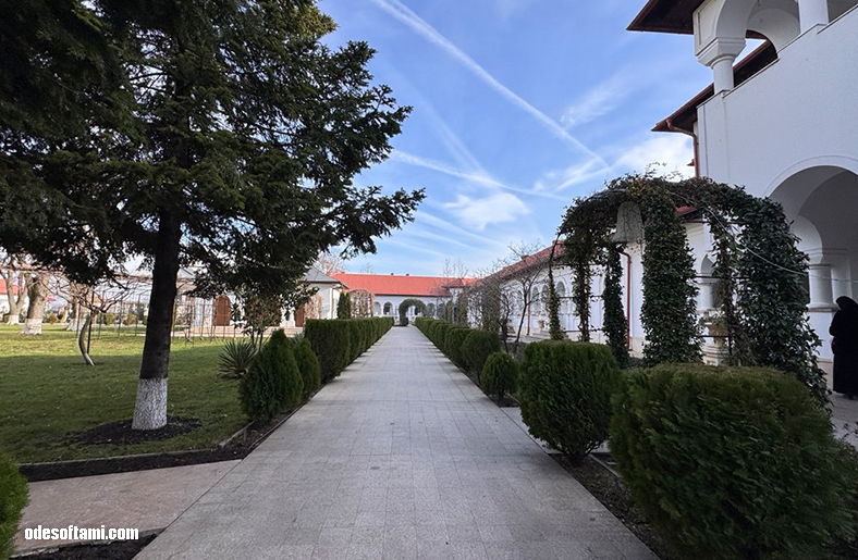 Гуляю по территории монастыря Гигью под Плоешти, Румыния - 2025 - odesoftami.com