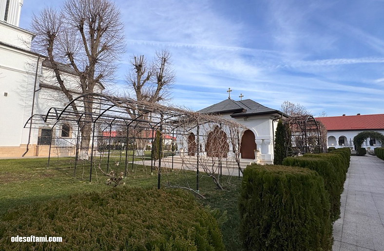 Отдельный свечной домик в монастыре Гигью, Румыния - odesoftami.com