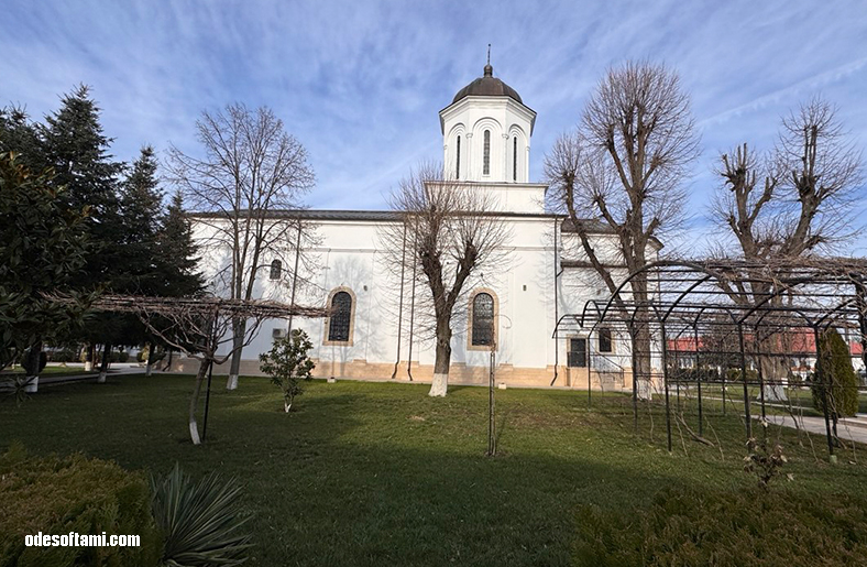 Mănăstirea Ghighiu боковой фасад - odesoftami.com