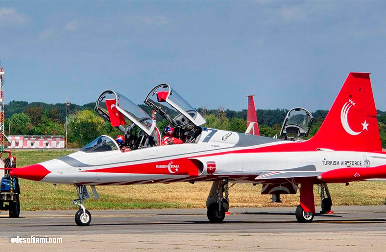 Turkish Stars, NF-5, боковой вид Bucharest International Air Show - odesoftami.com