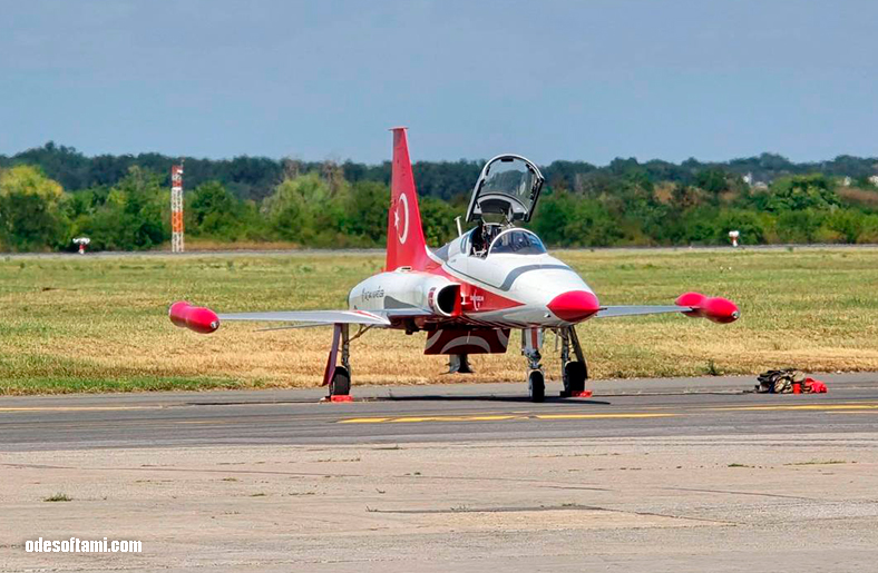 Turkish Stars, фронтальный вид Bucharest International Air Show - odesoftami.com
