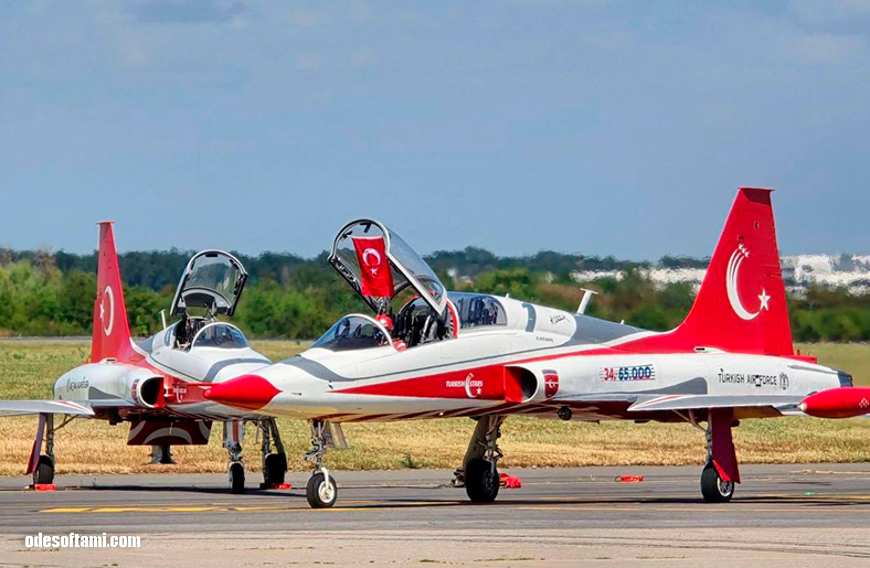 Два Turkish Stars NF-5 Bucharest International Air Show - odesoftami.com