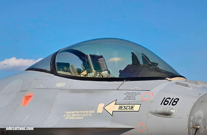 кабина истребителя F-16 Fighting Falcon на авиашоу BIAS 2026 в Бухаресте - odesoftami.com