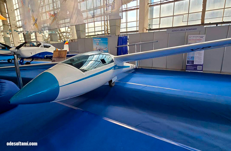 Планер ASW-19 на выставке Aeroclubul României BIAS 2026 в Бухаресте - odesoftami.com