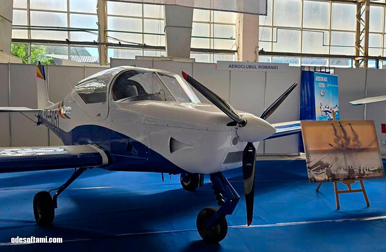 Спортивный самолёт Aeroclubul României на авиашоу BIAS 2026 в Бухаресте - odesoftami.com