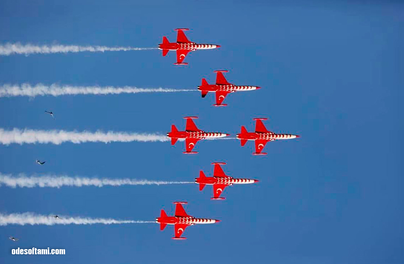 пилотажная группа Turkish Stars на истребителях NF-5 на авиашоу BIAS - odesoftami.com