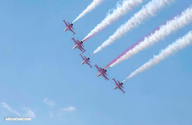 Turkish Stars на истребителях NF-5 Freedom Fighter во время авиашоу в Бухаресте - odesoftami.com