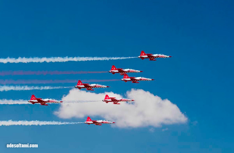 групповой полёт Turkish Stars на NF-5 с дымовыми эффектами BIAS 2026 - odesoftami.com