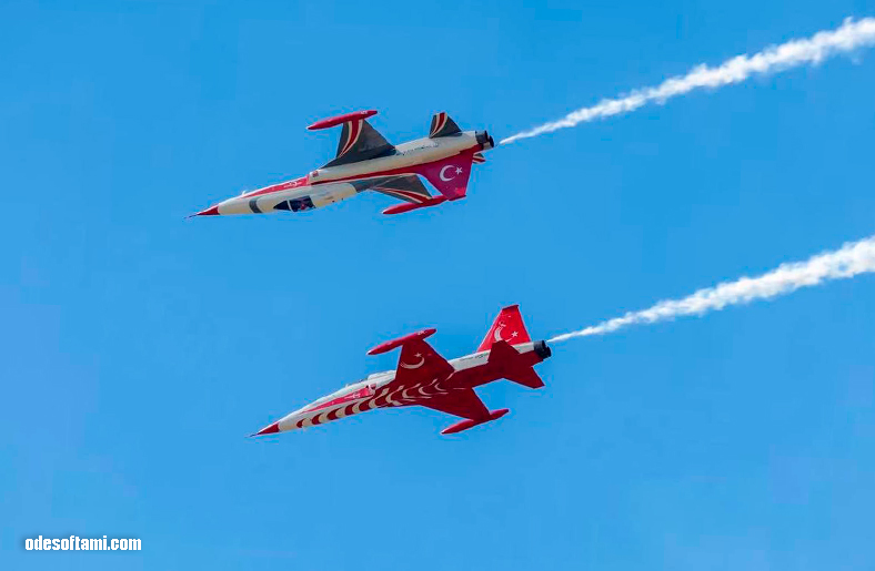 парный пилотаж Turkish Stars на самолётах NF-5 Freedom Fighter BIAS 2026 - odesoftami.com