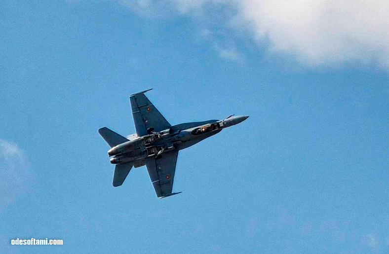 румынский истребитель F-16 Fighting Falcon в полёте на BIAS 2026 - odesoftami.com