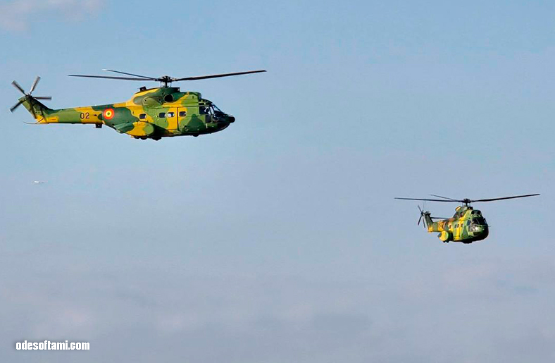 два румынских вертолёта IAR-330 Puma в совместном полёте на BIAS 2026 - odesoftami.com